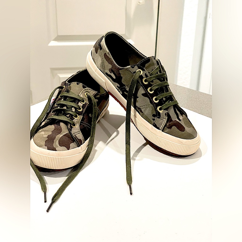 ⭐️⭐️Superga⭐️⭐️Canvas Camo Sz 7.5 Sneakers Only worn few times
